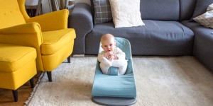 Beitragsbild des Blogbeitrags *Lebensretter Babywippe Bliss von Babybjörn