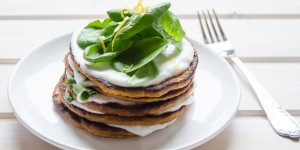 Beitragsbild des Blogbeitrags Süßkartoffel-Pancake Türmchen mit Spinat-Kokosjoghurt-Fülle