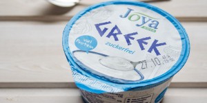 Beitragsbild des Blogbeitrags Eiweißbombe zum Löffeln: Veganes griechisches Joghurt von JOYA