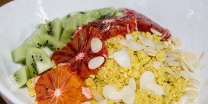 Beitragsbild des Blogbeitrags Goldene Hirse-Frühstücksbowl mit Früchten