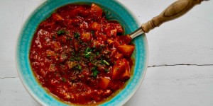 Beitragsbild des Blogbeitrags Deftiges, veganes Räuchertofu Gulasch