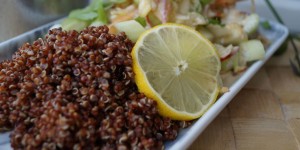 Beitragsbild des Blogbeitrags Roter Quinoa mit Sellerie-Apfel-Salat & Tahini Dressing 