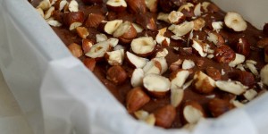 Beitragsbild des Blogbeitrags Roher Haselnusskuchen mit Schokocreme 