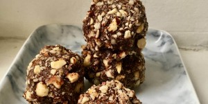 Beitragsbild des Blogbeitrags Selbstgemachte rohvegane Pralinen nach Ferrero Rocher Art