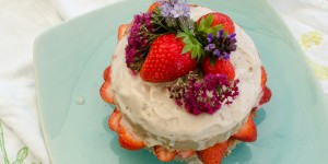 Beitragsbild des Blogbeitrags Naked Vanilla Ice Cream & Strawberry Cake 
