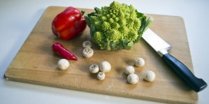 Beitragsbild des Blogbeitrags Romanesco Pfanne mit Quinoa und Minz Salsa