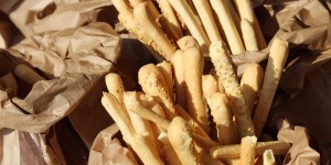 Beitragsbild des Blogbeitrags Kräuter Grissini zum Grillen