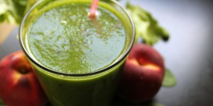 Beitragsbild des Blogbeitrags Grüner Wildkräuter Saft mit Datteln, Banane und Zitrone