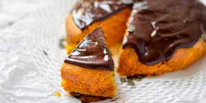 Beitragsbild des Blogbeitrags Veganer Kürbiskuchen mit Schokoguss