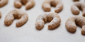 Beitragsbild des Blogbeitrags Vegane Muskat-Vanillekipferl