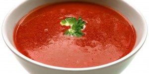 Beitragsbild des Blogbeitrags Scharfe Tomatensuppe mit Räuchertofu 