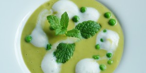 Beitragsbild des Blogbeitrags Erbsensuppe mit Minze und Croutons