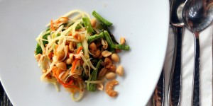 Beitragsbild des Blogbeitrags Mango-Karotten-Thai Salat mit Nüssen