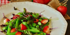 Beitragsbild des Blogbeitrags Ensalata Verde mit Spargel und Erdbeeren