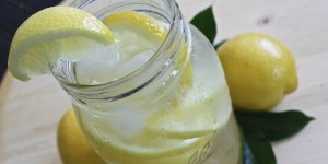 Beitragsbild des Blogbeitrags 8 Gründe, warum Du jeden Tag Zitronenwasser trinken solltest