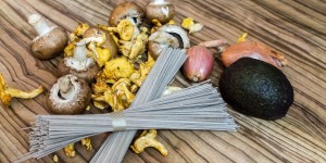 Beitragsbild des Blogbeitrags Eierschwammerl & Steinpilze mit Avocado à la Asia Style