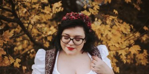 Beitragsbild des Blogbeitrags Dirndl-Braut im Blätterregen