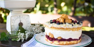 Beitragsbild des Blogbeitrags Vanilla Profiteroles Naked Cake 