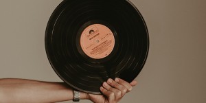Beitragsbild des Blogbeitrags Embrace the 2010’s – die besten Songs des Jahrzehnts 
