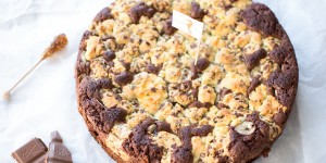 Beitragsbild des Blogbeitrags Heavenly Sweet Banana Brookie Cake 