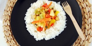 Beitragsbild des Blogbeitrags Gemüsecurry mit Reis 