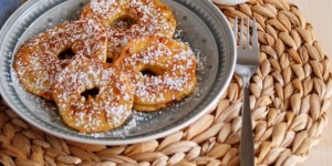 Beitragsbild des Blogbeitrags Apfelringe mit Vanillesauce