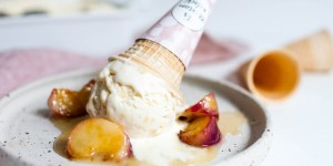 Beitragsbild des Blogbeitrags Gorgonzola-Eis mit gegrilltem Pfirsich
