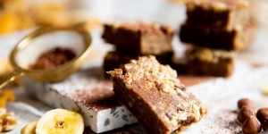 Beitragsbild des Blogbeitrags Proteinriegel mit Erdnuss, Banane und Kakao-Nibs
