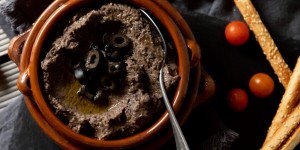 Beitragsbild des Blogbeitrags Vegane Rezeptideen mit Oliven: 5 Minuten Oliven-Dip