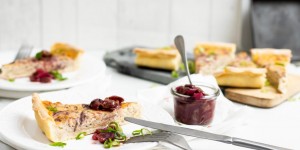 Beitragsbild des Blogbeitrags Rezepte mit Merkur: Klassischer Zwiebelkuchen mit modernem Twist 