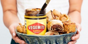 Beitragsbild des Blogbeitrags #GERAUSSIE: Käse-Brezel-Bites mit Vegemite 