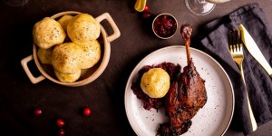 Beitragsbild des Blogbeitrags Rezepte mit Merkur: Klassische Gans mit modernem Twist