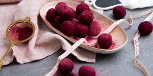 Beitragsbild des Blogbeitrags Healthy Valentine’s Day: Red Velvet Bliss Balls