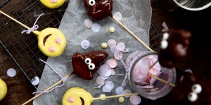 Beitragsbild des Blogbeitrags Emoji Cake Pops: Double Chocolate Cookie Dough