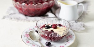 Beitragsbild des Blogbeitrags Schnelle Rote Grütze mit Vanillesoße