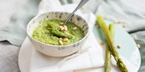 Beitragsbild des Blogbeitrags Grünes Spargel-Pesto: So macht ihr Spargel haltbar