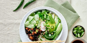 Beitragsbild des Blogbeitrags Vegane Poke Bowl mit marinierter Süßkartoffel und Aubergine