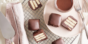Beitragsbild des Blogbeitrags Kalter Hund Minis – der No Bake Kuchenklassiker ganz klein