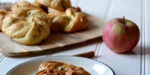 Beitragsbild des Blogbeitrags Fluffig-weiche Apfel Zimt Knoten