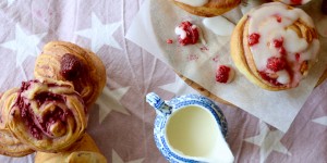 Beitragsbild des Blogbeitrags Zitronen Himbeer Brioche