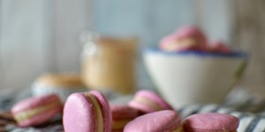 Beitragsbild des Blogbeitrags Rhabarber Macarons {MuttertagsIdeen}