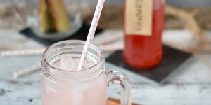 Beitragsbild des Blogbeitrags Fruchtig-herber Rhabarbersirup – ein Frühlingstraum
