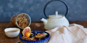 Beitragsbild des Blogbeitrags Low Carb Granola von Koch mit Herz {Rezension} 