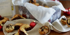 Beitragsbild des Blogbeitrags Linzer Kipferln {In der Weihnachtsbäckerei}