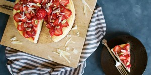 Beitragsbild des Blogbeitrags White Chocolate Cheesecake mit Erdbeeren und Limetten