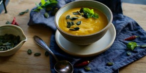 Beitragsbild des Blogbeitrags Vegane Kürbis-Süßkartoffelsuppe 