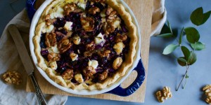 Beitragsbild des Blogbeitrags Rotkohl Quiche mit karamellisierten Walnüssen und Ziegenkäse
