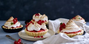 Beitragsbild des Blogbeitrags Ribisel Baiser Tartelettes {Frühlingsküche}