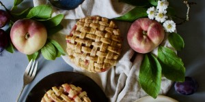 Beitragsbild des Blogbeitrags Zwetschgen Pfirsich Pies