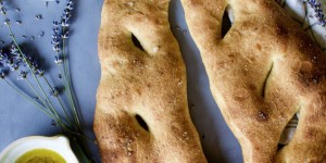 Beitragsbild des Blogbeitrags Fougasse mit Rosmarin und Thymian 